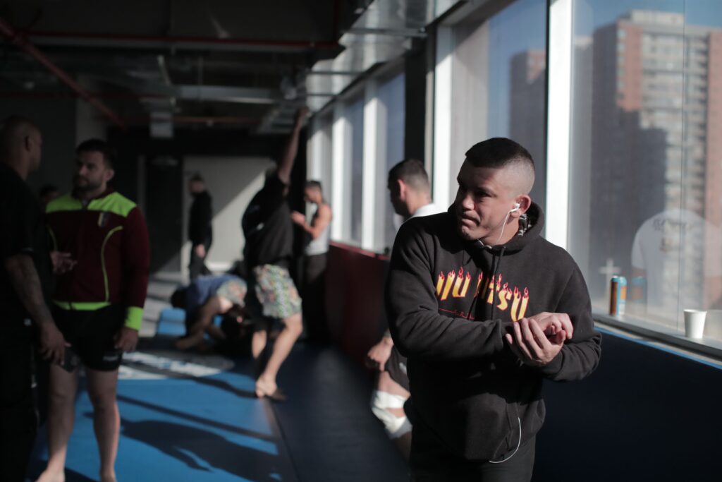 Galería del evento Jiu Jitsu Fest 5 celebrado en Santiago de Chile el 28 de noviembre de 2025, con fotografías de combates de Brazilian Jiu-Jitsu, luchadores compitiendo en tatami, momentos de sumisión, arbitraje y entrega de victoria durante el torneo.